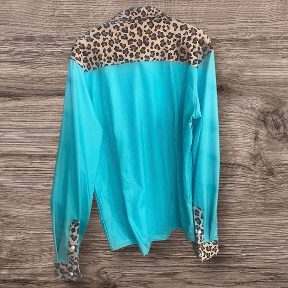 NWOT Ranch Dress'n LEOPARD AND TURQ PERFORMANCE RODEO SHIRT Size Large SOLD OUT - Picture 2 of 3